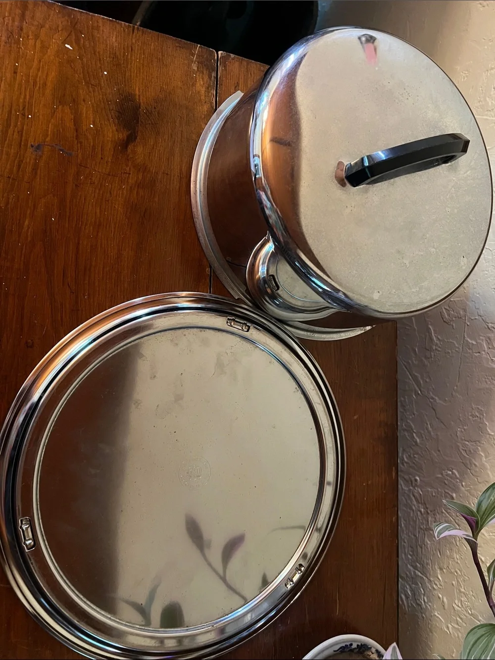Circa 1960s Locking Chrome Metal Cake Saver
